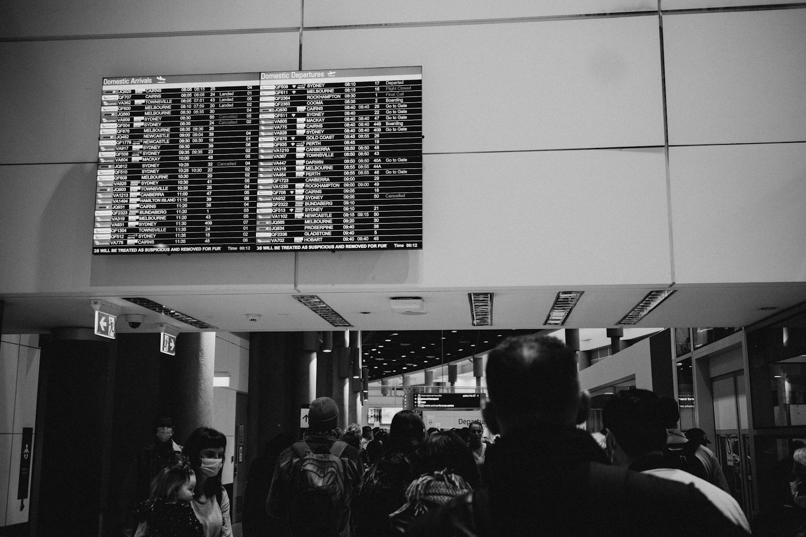 Tableau des départs dans un aéroport affichant les horaires de vols