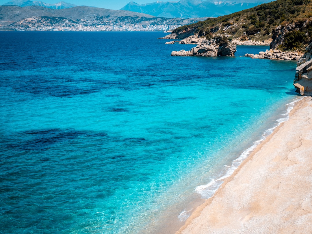 Plage aux eaux turquoise sur la côte de la Riviera albanaise