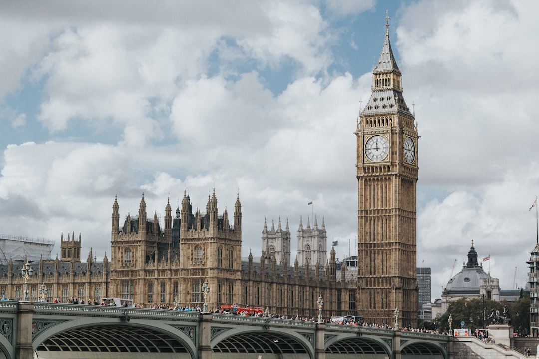 Big Ben et le Parlement britannique à Londres, en journée
