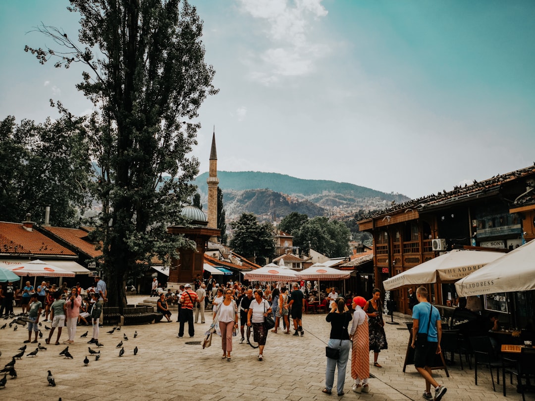 Rue piétonne du quartier ottoman Baščaršija à Sarajevo, passants en journée