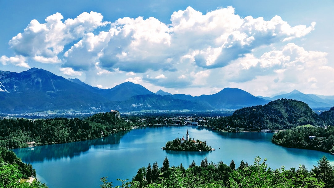 Église de l'île du lac de Bled en Slovénie, entourée par les Alpes juliennes