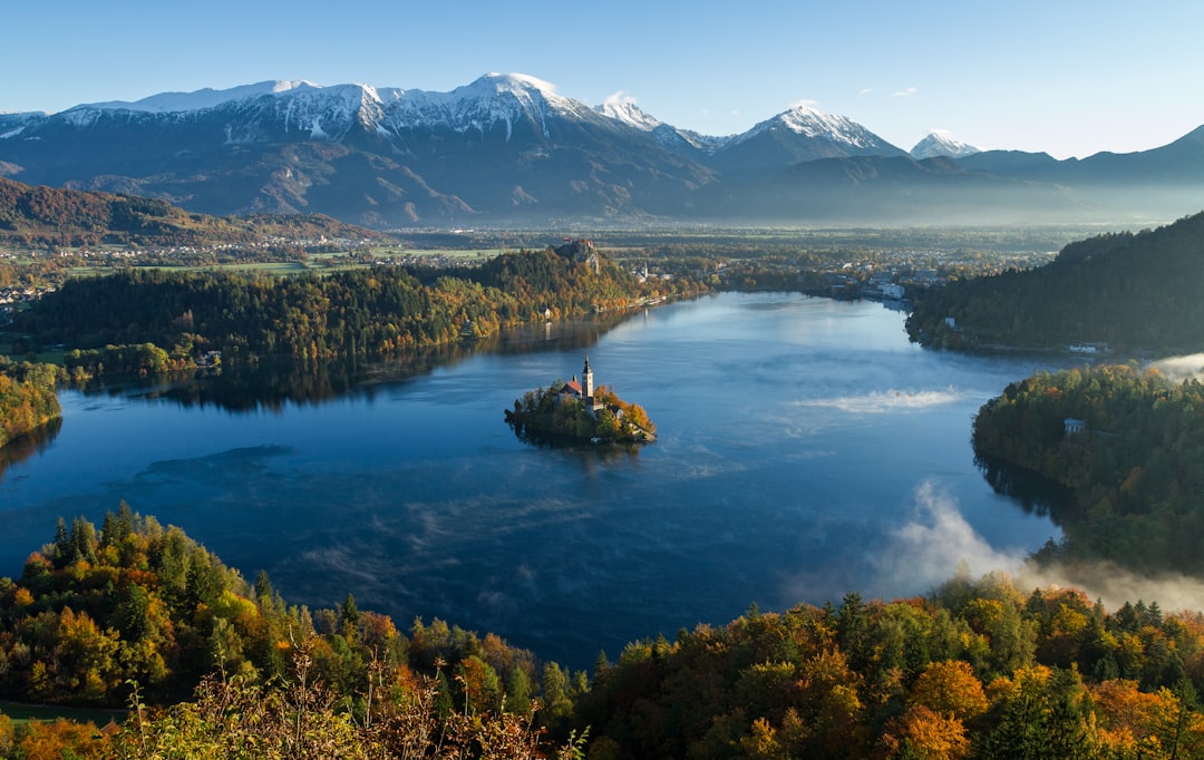 L'île et son église au milieu du lac de Bled, entourée par les Alpes juliennes, en Slovénie