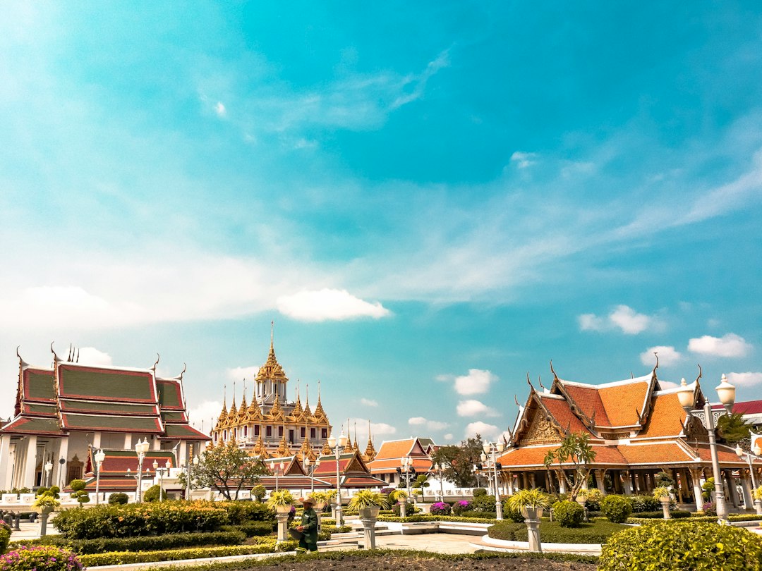 Temples aux toits orange en Thaïlande, en plein jour