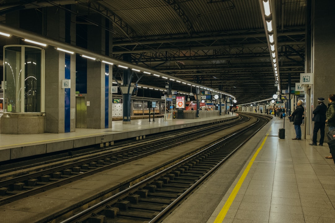 Voyageurs attendant un train de nuit sur le quai d'une gare européenne