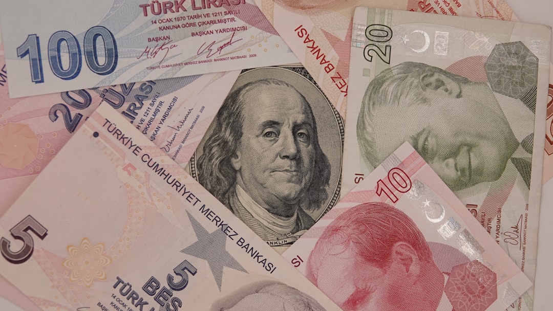 Pile de billets de différentes devises représentant le change de monnaie à l'étranger