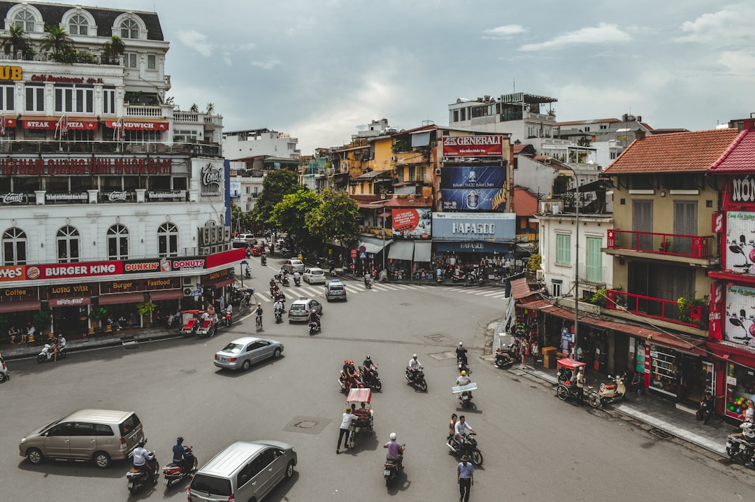 Rue animée de Hanoï avec motos et voitures, scène de vie quotidienne dans la vieille ville du Vietnam