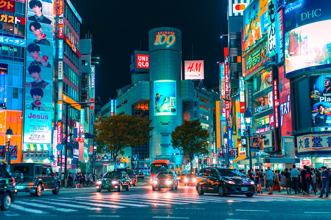 Le carrefour de Shibuya à Tokyo avec ses passages piétons et ses immeubles, point d'entrée habituel d'un voyage au Japon