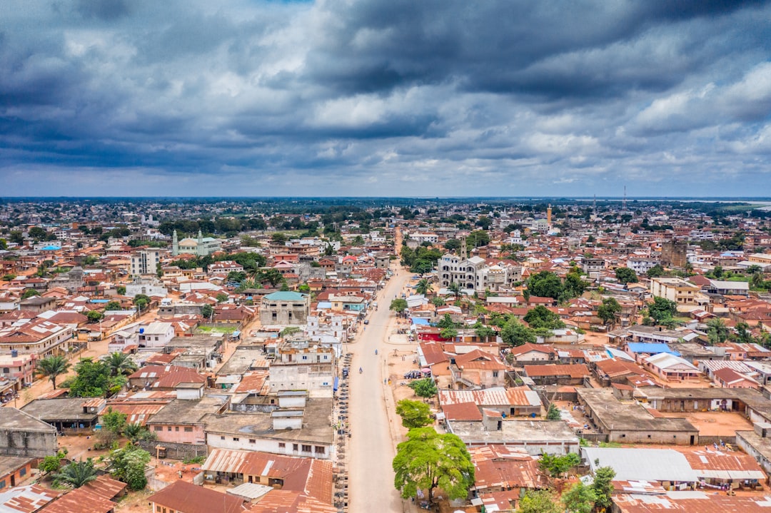 Vue aérienne de Porto-Novo, capitale du Bénin, sous un ciel nuageux