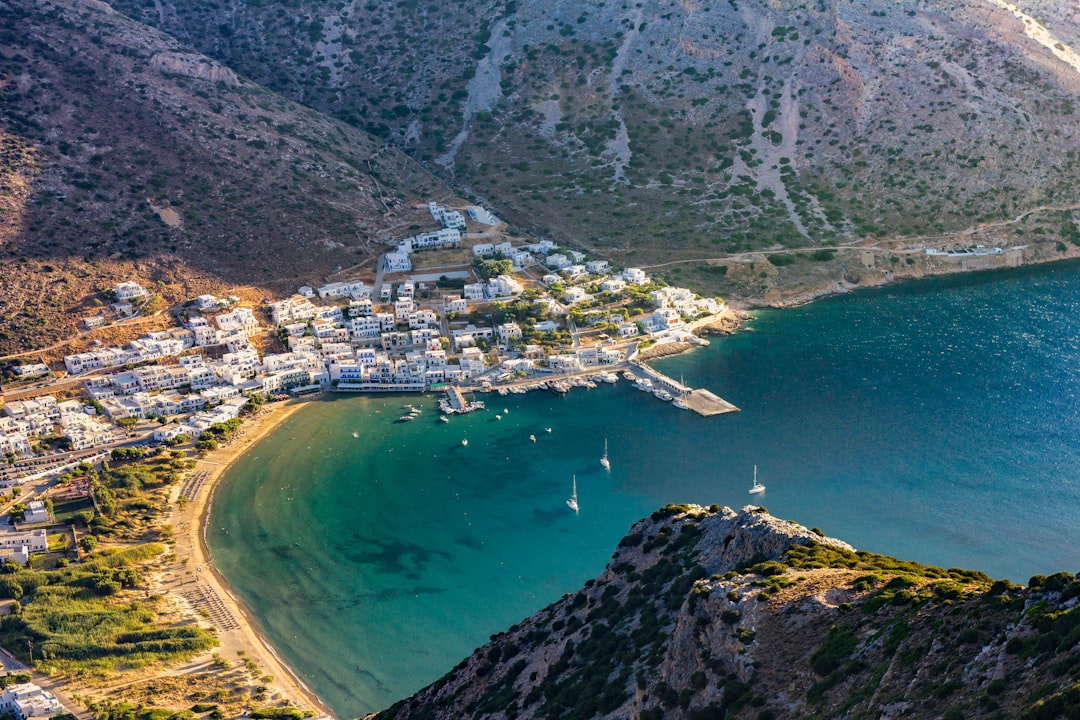 Petite ville côtière méditerranéenne au pied d'une colline, au bord de la mer