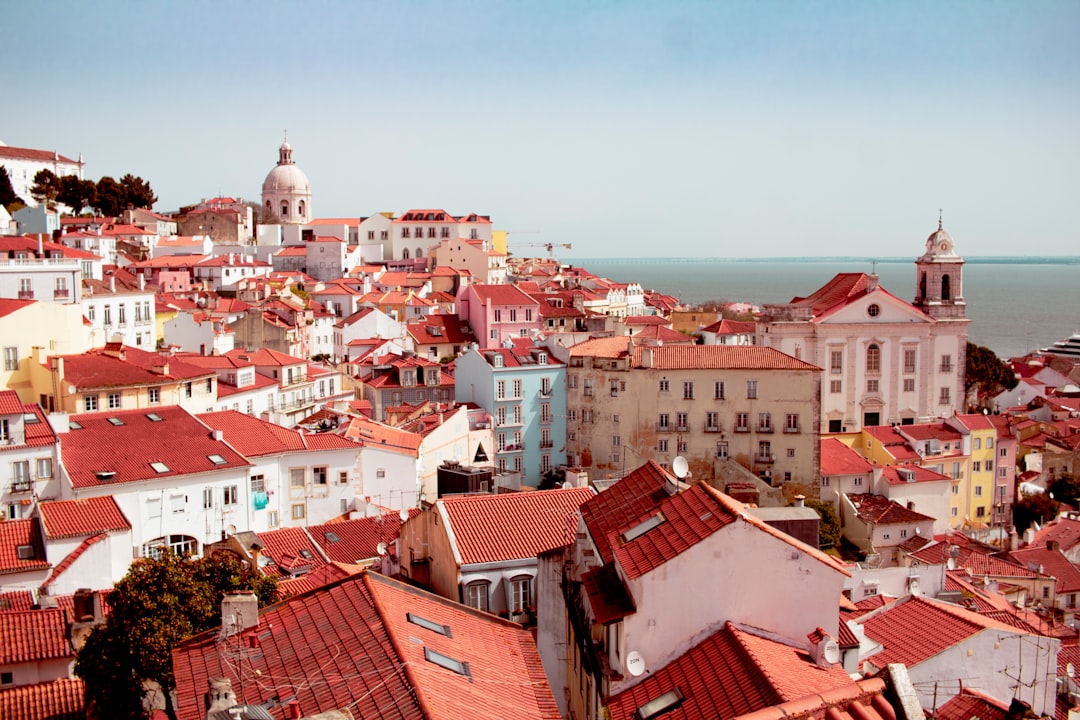 Les toits du quartier d'Alfama à Lisbonne descendant vers le Tage