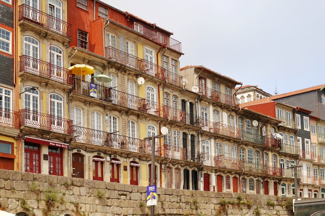 Maisons colorées alignées sur le quai de la Ribeira, le long du Douro à Porto